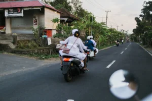 naik motor di Bali