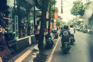 naik motor di Bali