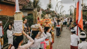 orang melakukan upacara keagamaan di Bali